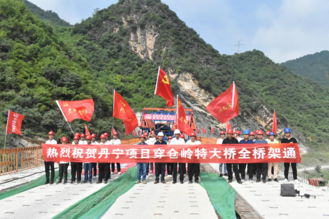 商洛丹凤至山阳高速公路穿仓岭特大桥顺利贯通