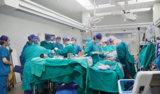 心脏外科柳德斌主任带领团队自主完成省内首例人工心脏（VAD）植入手术