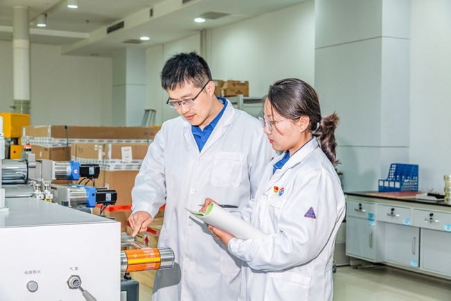 陕煤北元集团科技研发人员正在专心致志进行实验