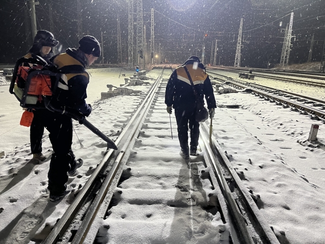国铁西安局集团公司延安运营维修段积极应对春运首场降雪