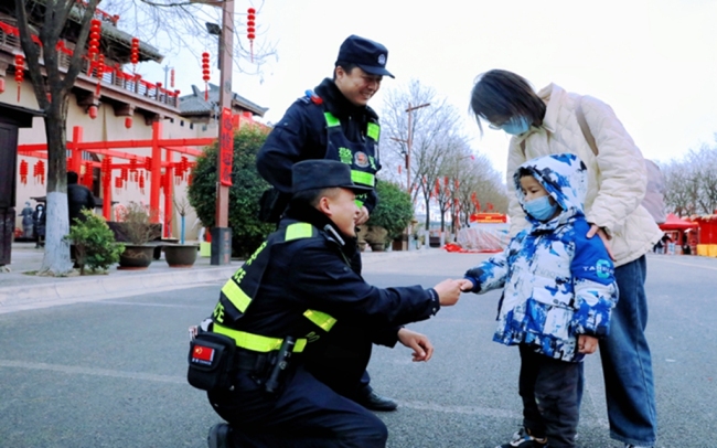 西安公安：“警察蓝”守护“春节红” 绘就平安西安新画卷