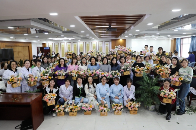 神木市医院举办“医韵年华，花漾绽放”三八国际妇女节职工插花活动