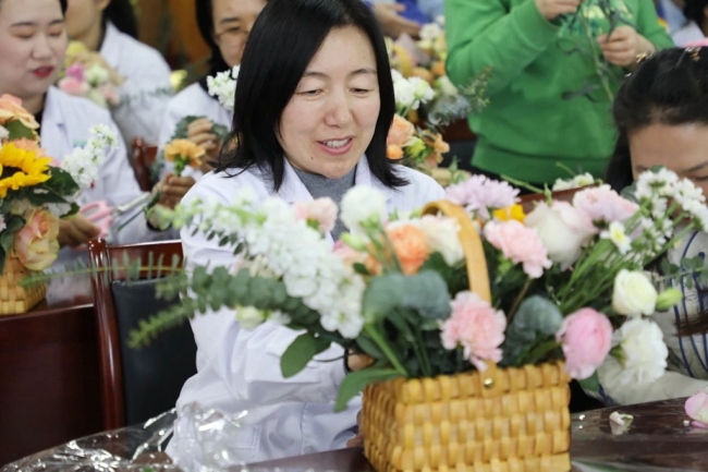 神木市医院举办“医韵年华，花漾绽放”三八国际妇女节职工插花活动