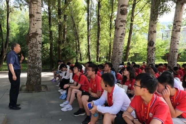 学校学生在张思德纪念广场现场认真聆听《为人民服务》专题讲座