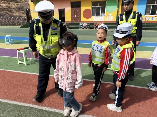 府谷交警走进幼儿园 带着萌娃学安全