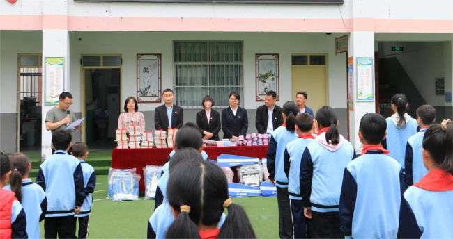 西安经开第六小学赴宁陕县铁炉小学开展对口帮扶活动