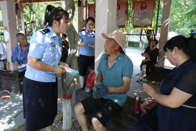 眉县女子社区警务队 禁毒宣传“铿锵玫瑰”