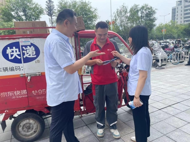 风雨同行 西安经开区为“奔跑者”保驾护航