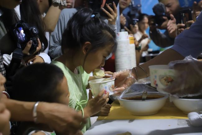 大地欢歌 美好生活“清爽榆林”首届陕北非遗美食节暨榆阳区第二届文化旅游啤酒音乐节正式开始