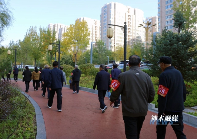 神木市委组织部举行“金秋庆重阳 •晚霞映初心”2024年神木市老干部健步走活动