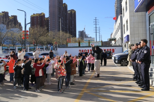 神木市西沙派出所：小小萌娃进警营 感恩慰问暖警心