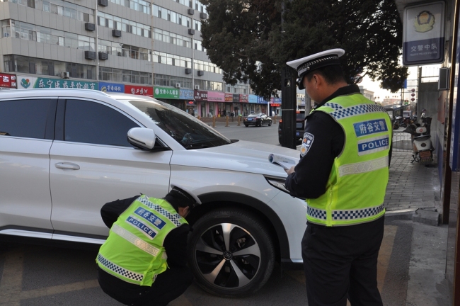 府谷公安交警精研活用“三字经” 从源头化解轻微交通事故引发的矛盾纠纷问题