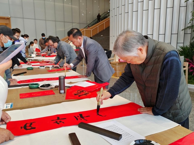 西安图书馆举行“墨香迎春，春联送福”义写春联活动