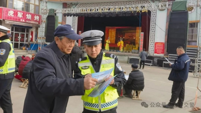 府谷交警：警民携手“赶古会”，交通安全“不打烊”