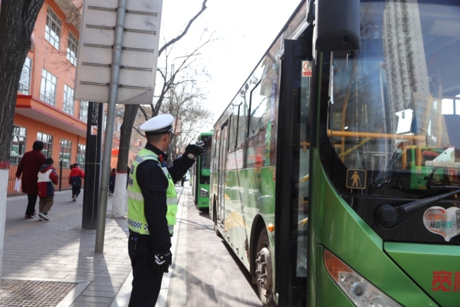 府谷县城区交警中队：站好“护学岗” 护航“新学期”