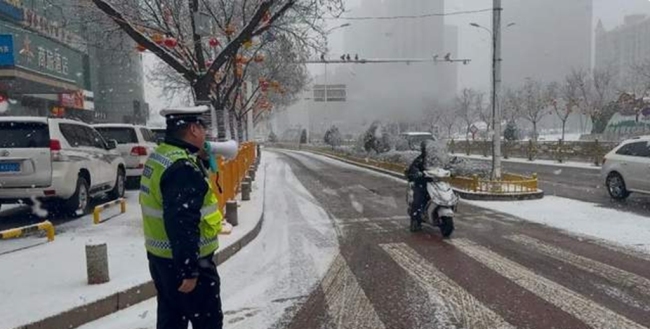 府谷县新区交警中队：迎战春雪 全力守护道路通畅