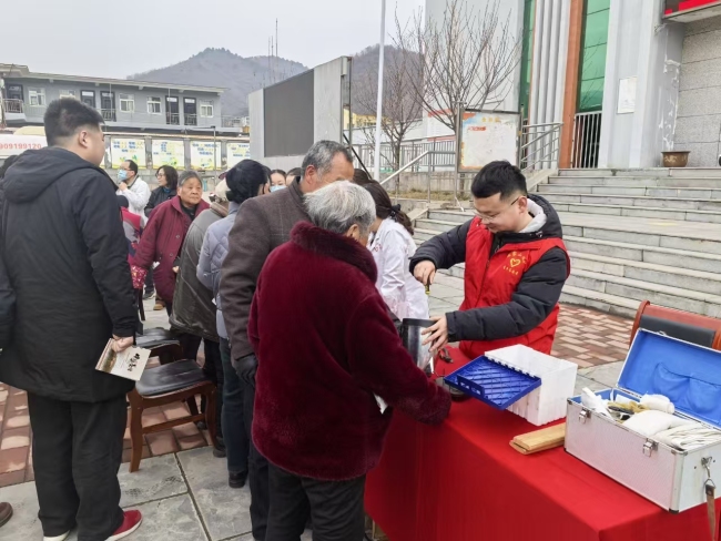 铜川矿业公司陈家山煤矿：弘扬雷锋精神 共筑时代新风