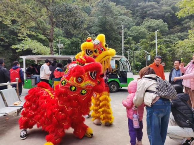 五一爆款预定！黄柏塬“山水疗愈+国潮狂欢”双攻略：集熊猫章、拍舞狮，做朋友圈最野的崽！