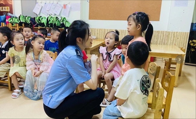 西安经开交警精准宣教护航群众安全出行
