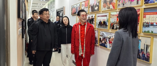 六小龄童现身神木市新元社区为“美猴王书屋”揭牌