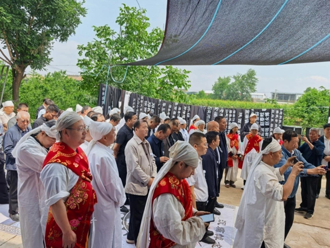 追忆邓鸿钧老先生：躬身教育三十载 俯身企业谋发展