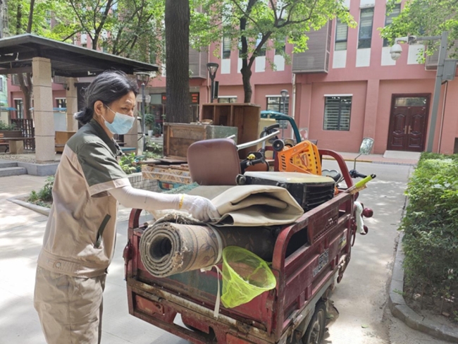 ﻿院落“微”更新，托起居民“大”幸福——文艺路街道开展“院落焕新 周三行动”志愿服务活动