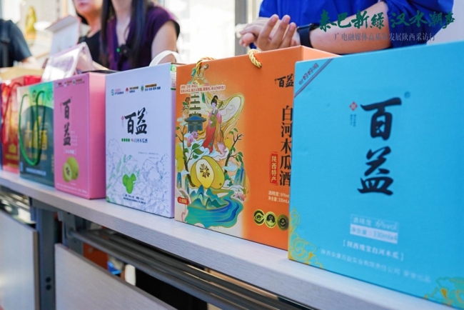 “秦巴新绿 汉水潮声”媒体采访团走进安康百益实业 探访果酒生产车间