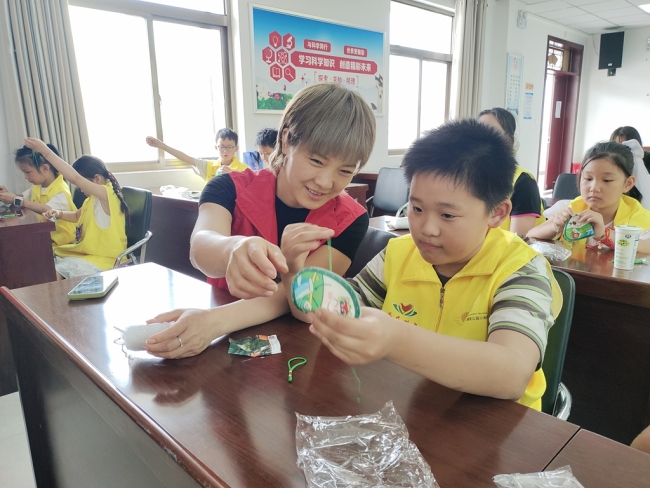 西安周至县淳风苑社区举行“悠悠艾草香 浓浓端午情”儿童香包DIY活动