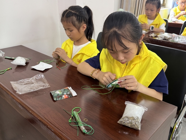 西安周至县淳风苑社区举行“悠悠艾草香 浓浓端午情”儿童香包DIY活动