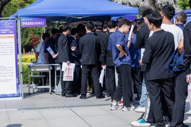 神木职院举行毕业生“百日冲刺促就业”双选会