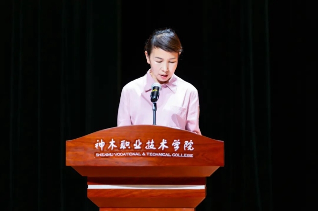 校长郭亚芳宣读优秀毕业生、优秀学生干部、国家奖学金奖励决定