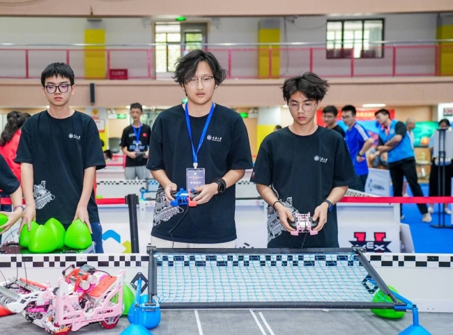 从高新校园到世界舞台：西安学子领衔重庆大学战队创VEX世锦赛历史最佳战绩