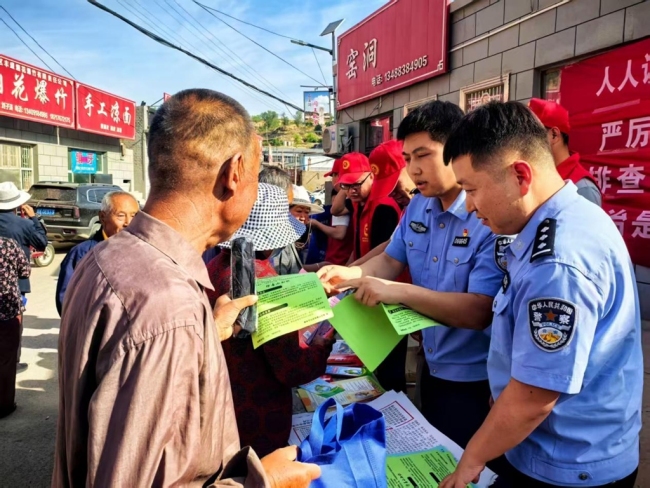 榆林市横山区韩岔镇便民服务中心联合派出所开展安全大集“摆摊”送平安宣传活动