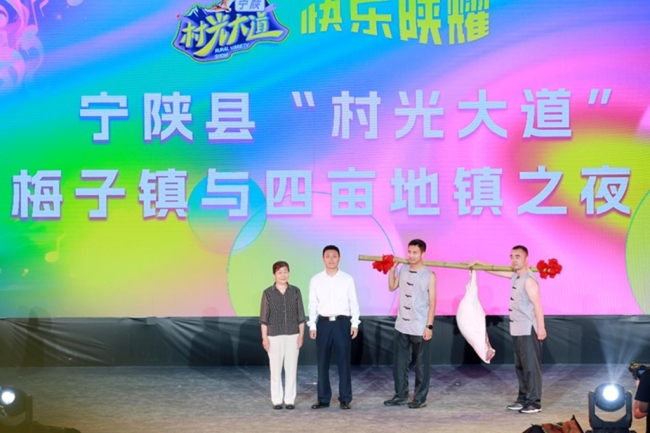  秦岭夏夜沸腾！宁陕两镇“斗艺”村光大道 西安游客组团打卡