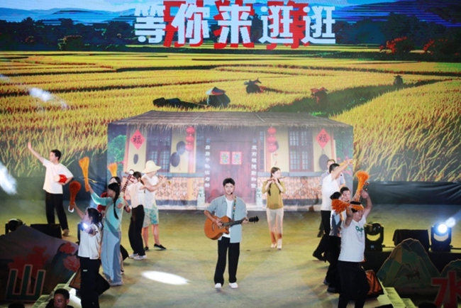  秦岭夏夜沸腾！宁陕两镇“斗艺”村光大道 西安游客组团打卡