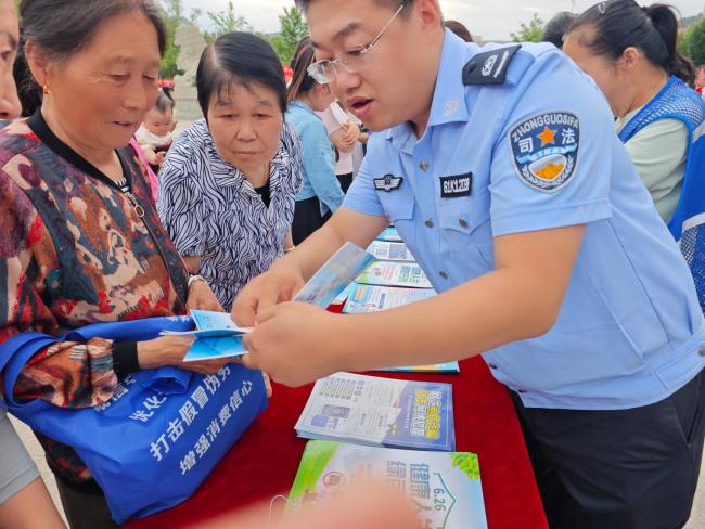 成员单位向群众宣传反诈、禁毒知识
