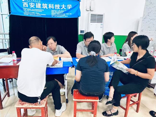 西建大与南郊校友志愿填报服务队赴南郊中学开展招生咨询活动