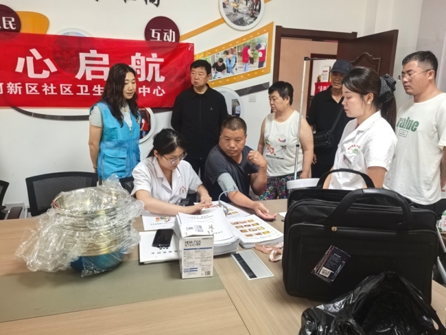 陕西神木市新元社区开展“银龄健康 从心启航”义诊活动