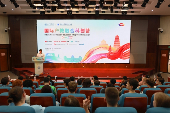 秦腔名家段红在西安交通大学向国外学生们传播戏曲文化