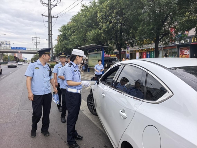 西安经开区：文明交通齐参与 安全宣传“零距离”