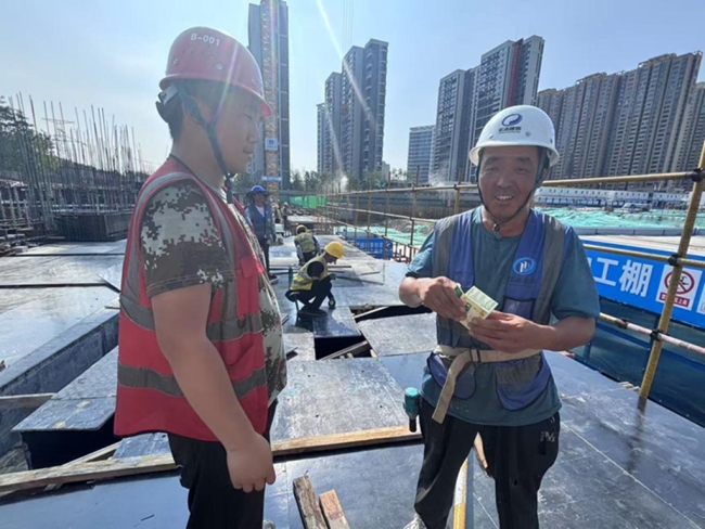 奋战当“夏” 西安经开区一线工作者迎来暖心守护