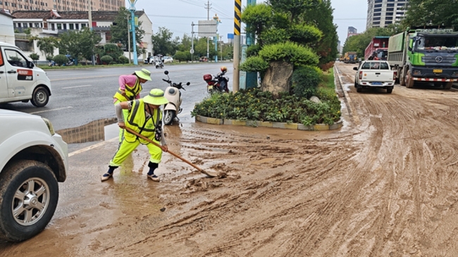 眉县环卫：我是“城市美容师” 暴雨过后忙清淤