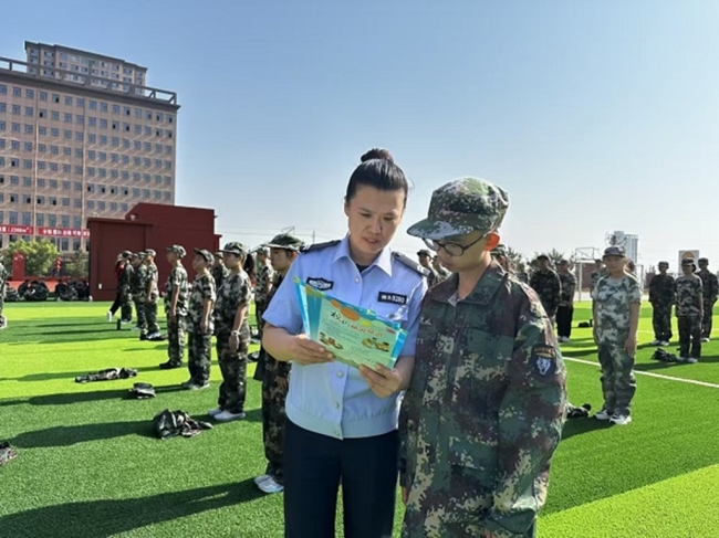 陕西神木市西沙派出所深入第十八中学开展法制宣传第一课