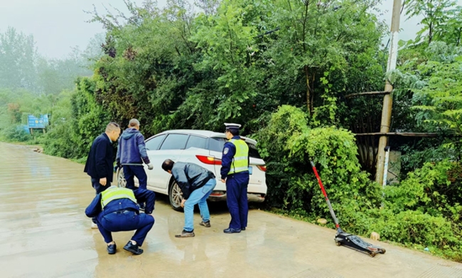 秋雨泥泞车辆侧翻 眉县交警冒雨救援
