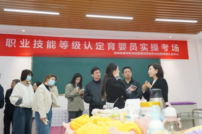 王娟（右一）在给媒体团介绍澄城县就业创业公共实训基地的具体业务。徐均坪/摄
