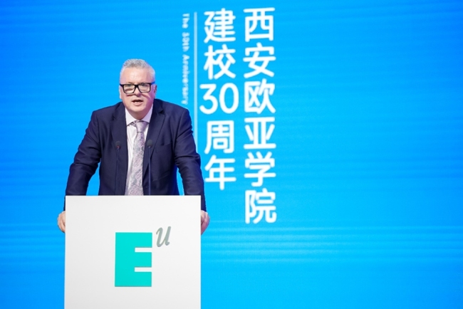 英国伯明翰大学学院校长Michael Harkin发表致辞