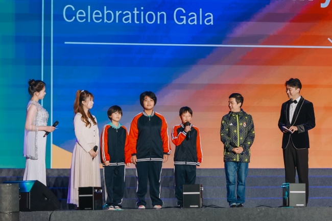 东周儿童村师生登台述说成长故事，并送上对欧亚的祝福