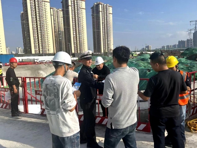 交通安全课“零距离” 西安经开交警让安全知识直达社区工地
