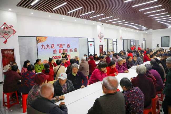 宜园社区开展“九九送‘蔬’香,重阳暖心房”活动情暖辖区老人