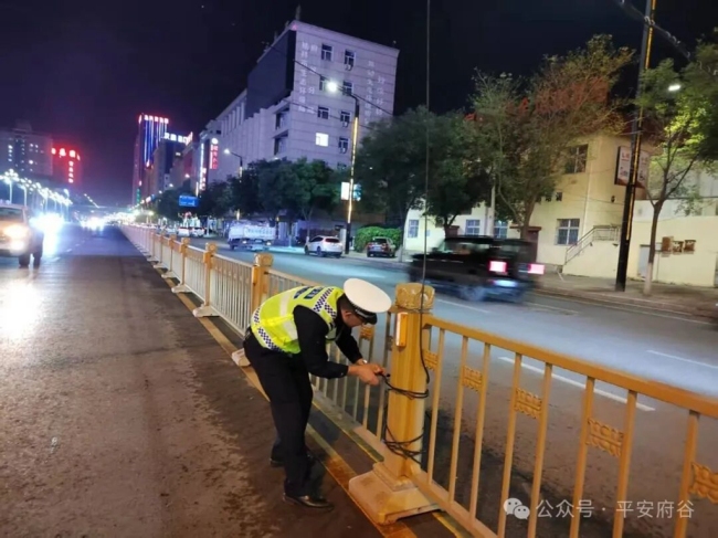 陕西府谷：交警巡查遇“空中险情” 迅速处置护平安